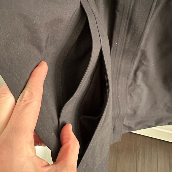 Lululemon Rain Jacket - Size 6 - Picture 6 of 13